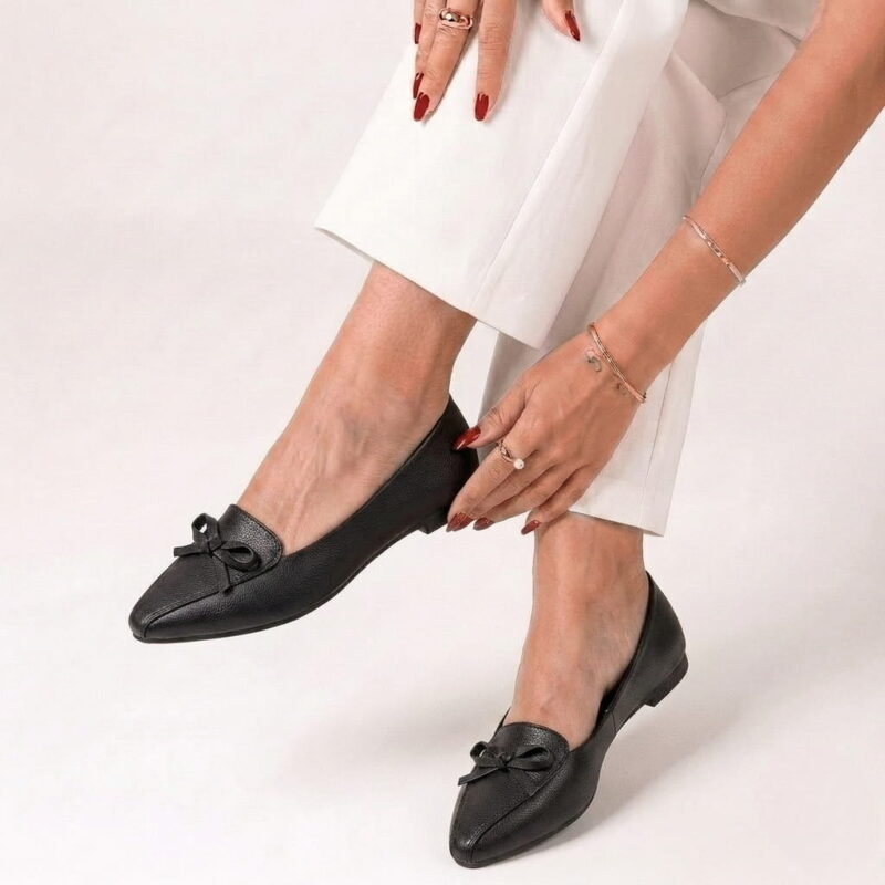 Classic Bow Flat – Black pointed-toe flat shoe with a delicate bow detail.