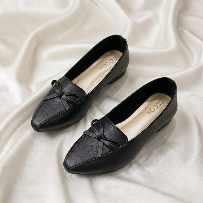 Classic Bow Flat – Black pointed-toe flat shoe with a delicate bow detail.
