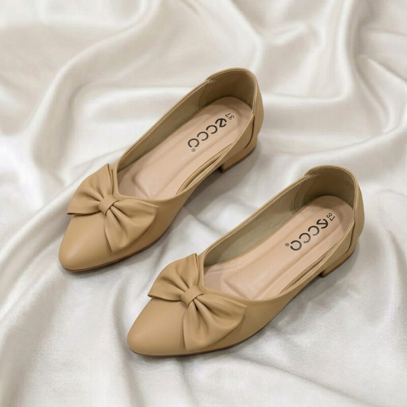 Bow Grace Flat – Master pointed-toe flat shoe with an elegant statement bow.