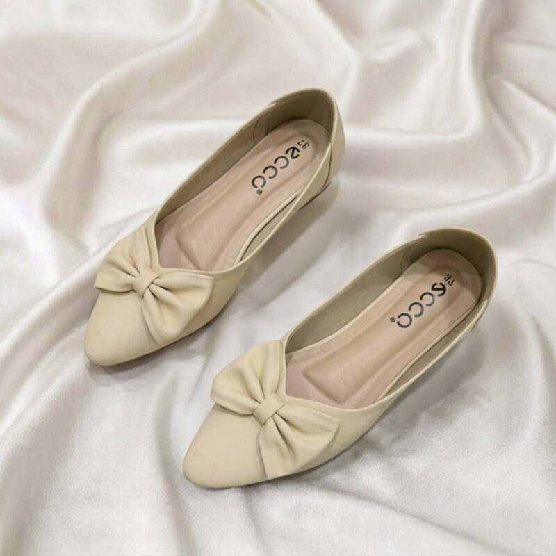 Bow Grace Flat – Beige pointed-toe flat shoe with a stylish statement bow.