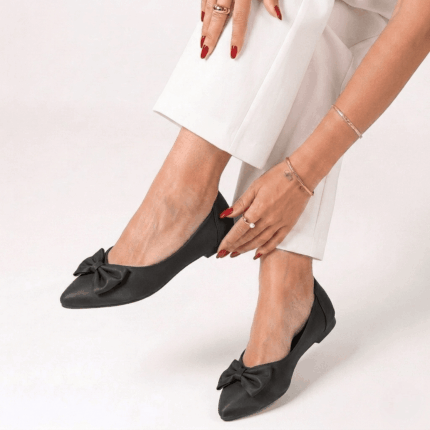 Bow Grace Flat – Black pointed-toe flat shoe with an elegant statement bow.