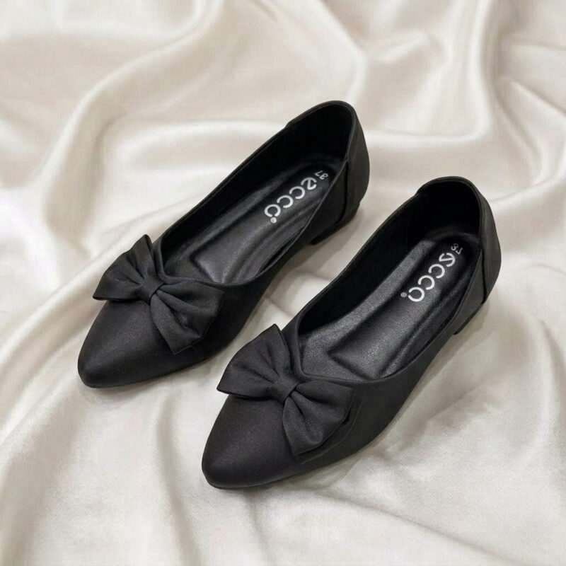 Bow Grace Flat – Black pointed-toe flat shoe with an elegant statement bow.