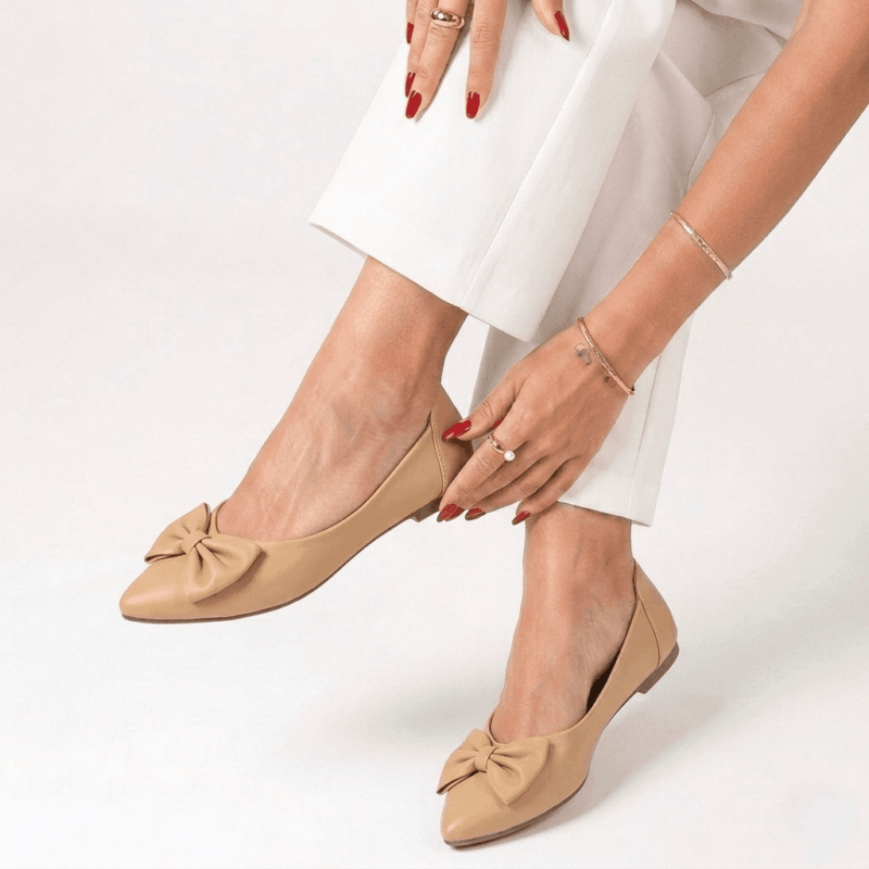 Bow Grace Flat – Master pointed-toe flat shoe with an elegant statement bow.