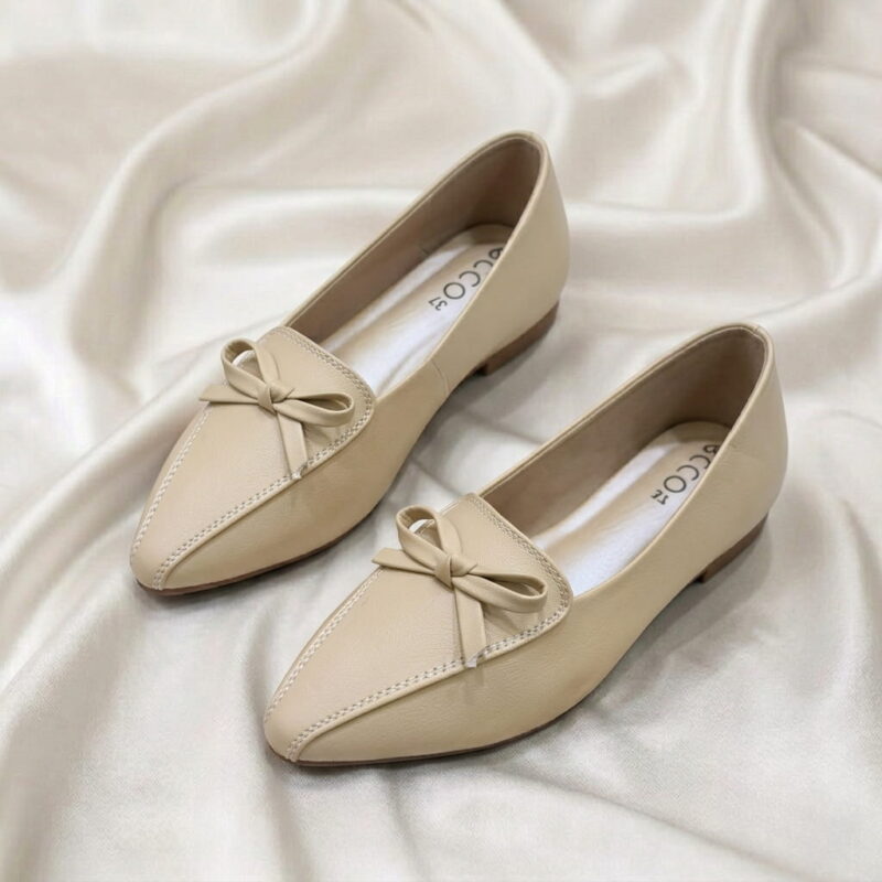 Classic Bow Flat – Beige pointed-toe flat shoe with a delicate bow detail.