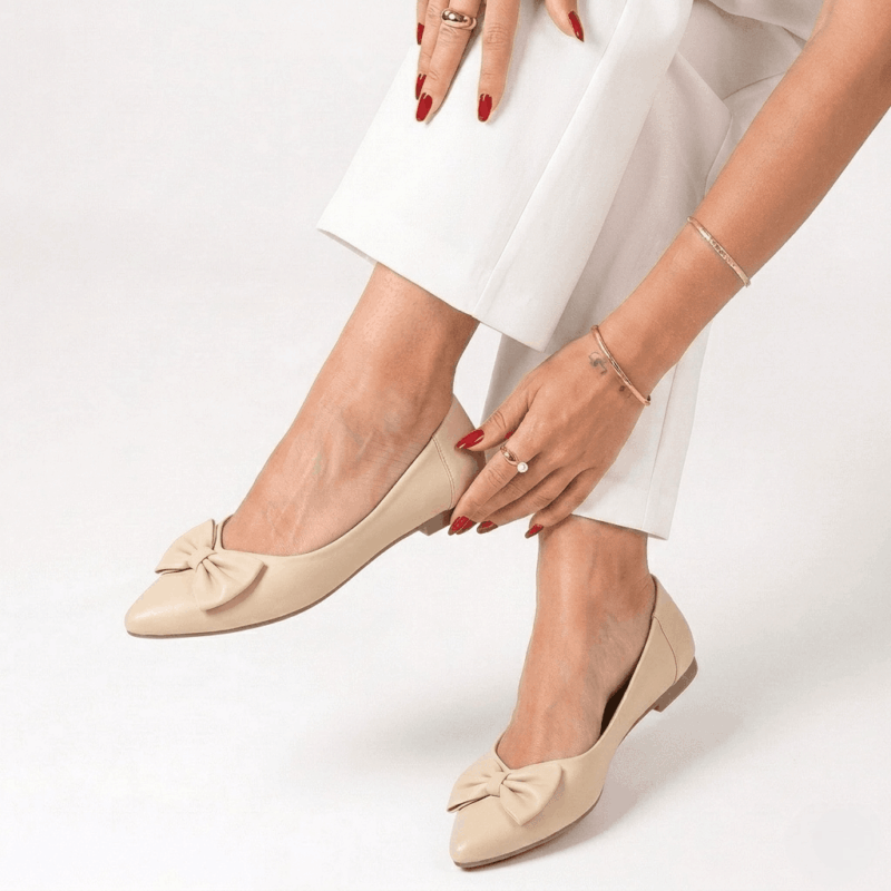Bow Grace Flat – Beige pointed-toe flat shoe with a stylish statement bow.